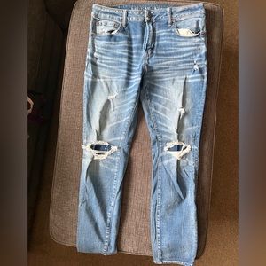 American Eagle light wash distressed-knee jeans, size 34x32 (Men’s)